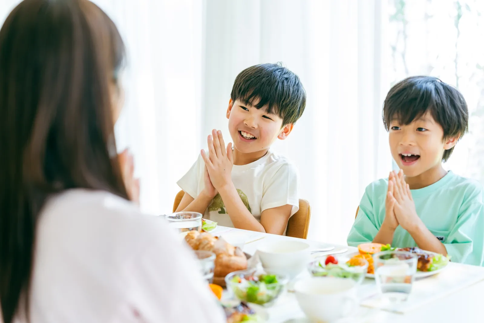 食卓を囲む子どもたち