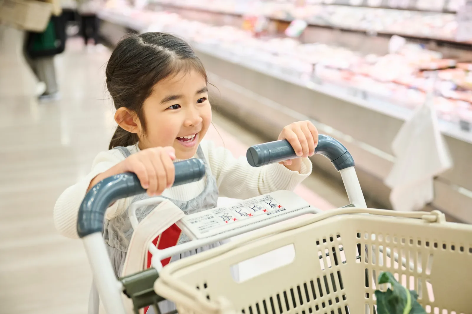 買い物を楽しむ子ども